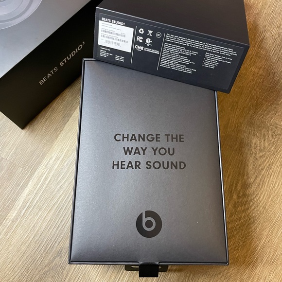 Beats Studio3 Wireless Headphones - Picture 4 of 9